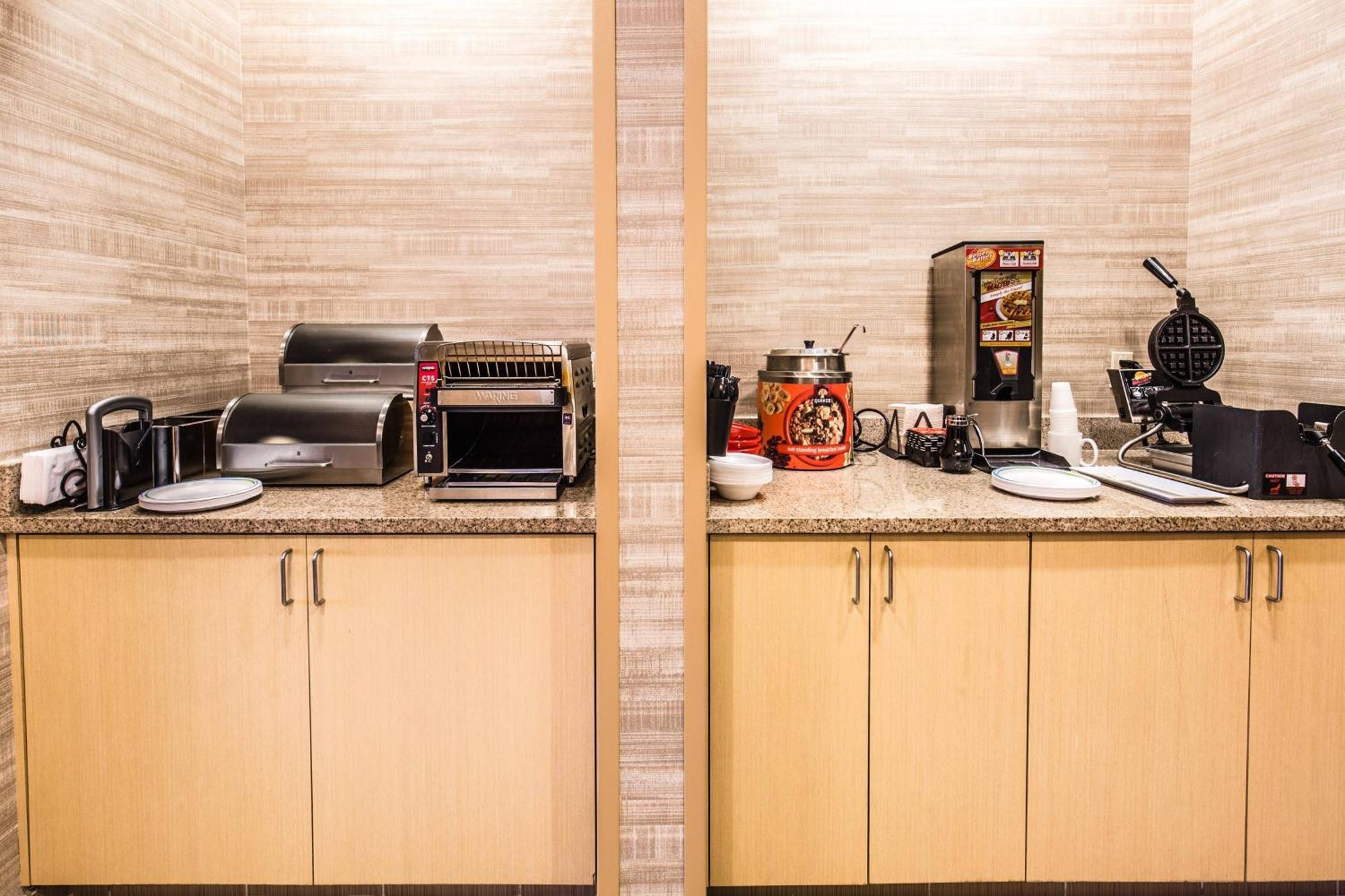 ทาวน์เพลส สวีท ลาโคเนีย กิลฟอร์ด Hotel ภายนอก รูปภาพ